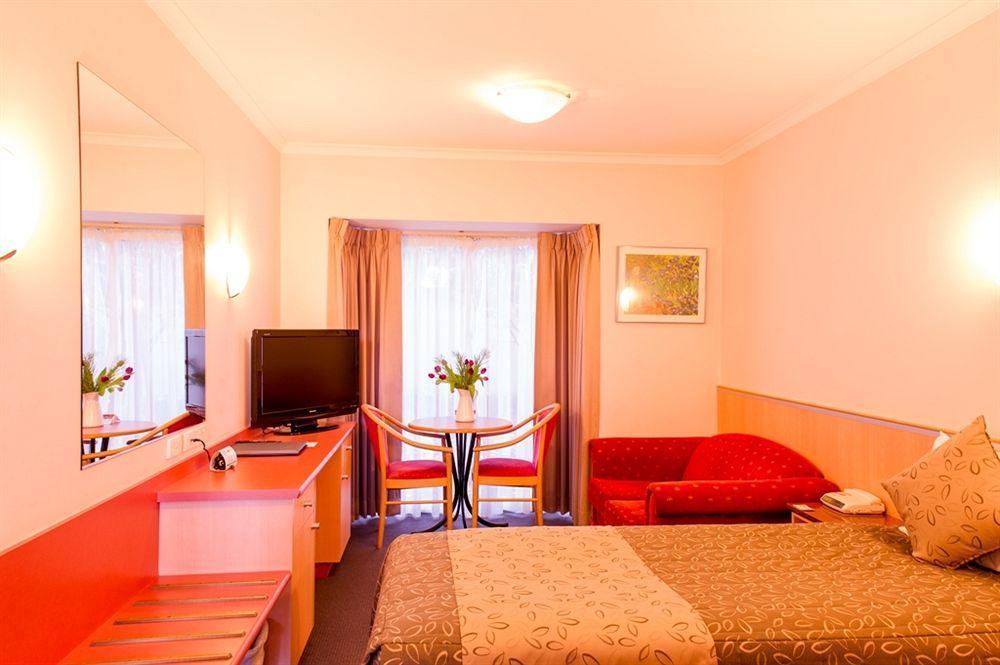 The Waverley International Hotel Glen Waverley Exterior photo